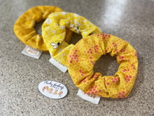 Load image into Gallery viewer, Honey Bee Scrunchie Set
