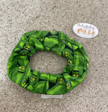 Load image into Gallery viewer, Rick &amp; Morty - Pickle Rick- Scrunchie
